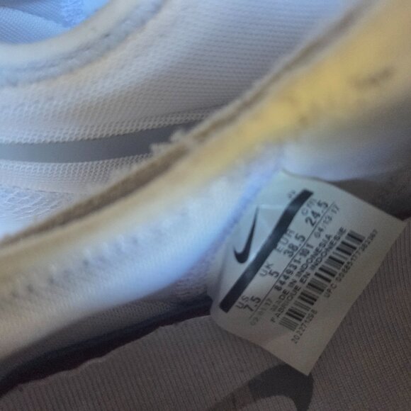 White Nike Sneakers 7.5 - Picture 4 of 5